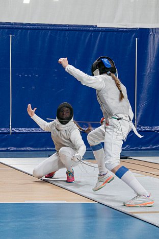 В Сургуте на окружном турнире 150 фехтовальщиков сразились на рапирах