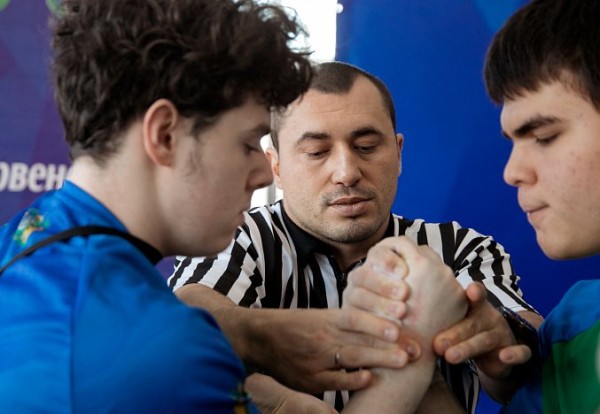 В Сургуте прошли окружные соревнования по армрестлингу: как это было В Сургуте прошли окружные соревнования по армрестлингу: как это было