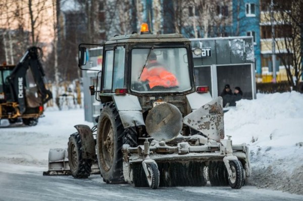 ​Дорожные службы в Сургуте усиленно устраняют гололед на дорогах и тротуарах