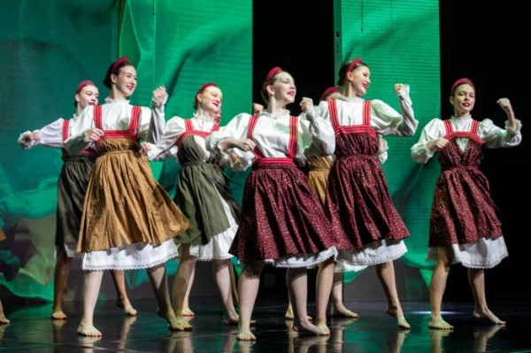 Ансамбль «Рябинушка» дал большой праздничный концерт по случаю своего 40-летия Ансамбль «Рябинушка» дал большой праздничный концерт по случаю своего 40-летия