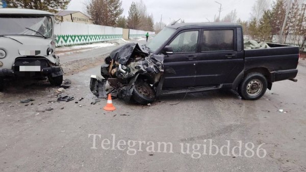 Два автомобиля УАЗ столкнулись на дороге в Югре Два автомобиля УАЗ столкнулись на дороге в Югре