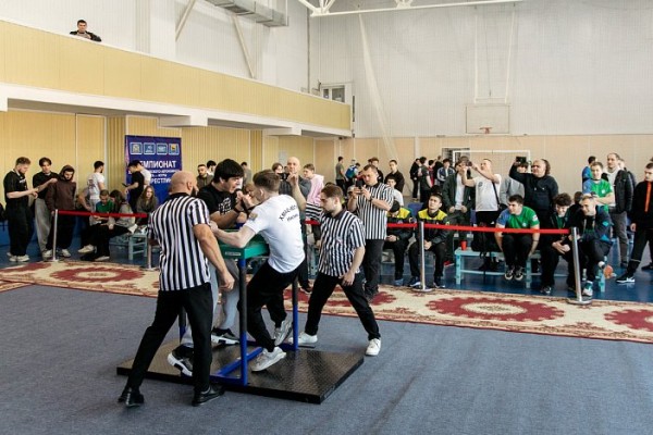 В Сургуте прошли окружные соревнования по армрестлингу: как это было В Сургуте прошли окружные соревнования по армрестлингу: как это было