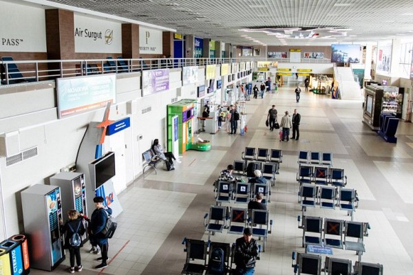 Пассажиры самолета больше 10 часов не могут попасть в Сургут из-за непогоды Пассажиры самолета больше 10 часов не могут попасть в Сургут из-за непогоды