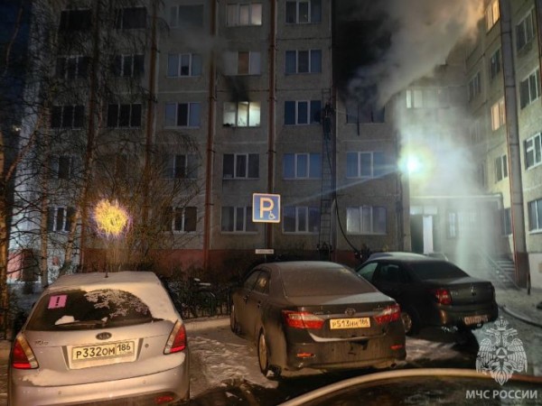 ​На улице Лермонтова в Сургуте горела девятиэтажка – один человек пострадал