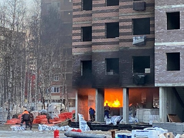 В Сургуте загорелся строящийся многоэтажный дом В Сургуте загорелся строящийся многоэтажный дом