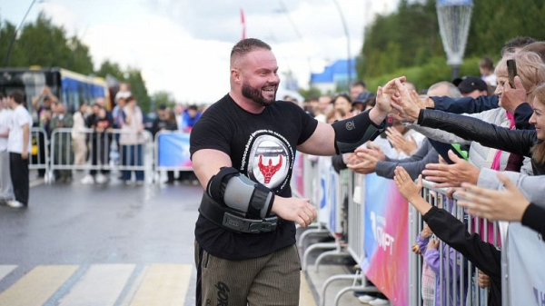 Александр Зинец из ХМАО поднял штангу весом 420 кг и установил мировой рекорд Александр Зинец из ХМАО поднял штангу весом 420 кг и установил мировой рекорд