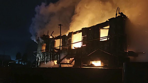 В Сургуте следователи выясняют обстоятельства жуткого пожара в частном доме, где погибли семь человек – четверо детей и трое взрослых из одной семьи В Сургуте следователи выясняют обстоятельства жуткого пожара в частном доме, где погибли семь человек – четверо детей и трое взрослых из одной семьи