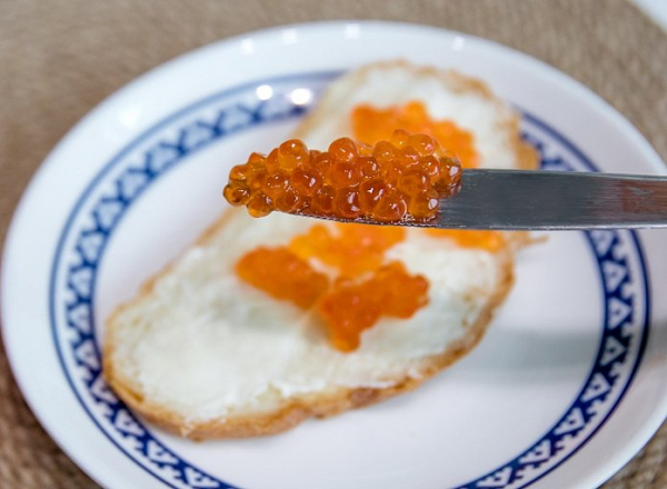 В Роспотребнадзоре ХМАО объяснили, как выбрать качественную красную икру