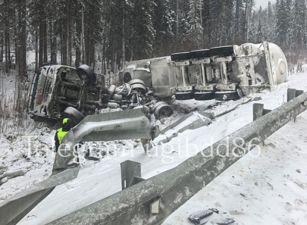 В ХМАО на загородной трассе грузовик на скорости снес ограждения и перевернулся В ХМАО на загородной трассе грузовик на скорости снес ограждения и перевернулся