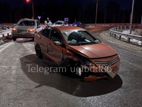 Под Сургутом водитель Hyundai протаранил забор и пострадал Под Сургутом водитель Hyundai протаранил забор и пострадал
