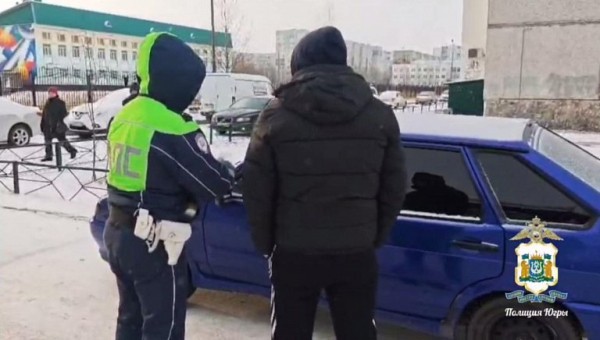 Автохам без прав из Нижневартовска проехался по тротуару до супермаркета Автохам без прав из Нижневартовска проехался по тротуару до супермаркета