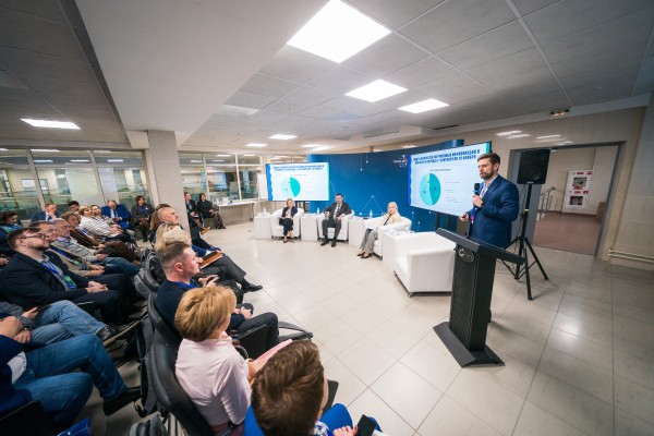 400 медийщиков Югры проходят обучение на информационном форуме в Сургуте