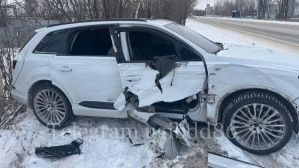 Не убедился в безопасности маневра: в Югре столкнулись грузовик и легковушка