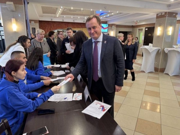 Представители «Единой России» зафиксировали запросы сургутян в каждом избирательном округе — Максим Слепов Представители «Единой России» зафиксировали запросы сургутян в каждом избирательном округе — Максим Слепов