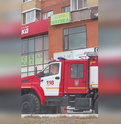 В Сургуте из горящего ТЦ  «Каскад» эвакуировали 15 детей
