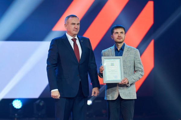 Губернатор Югры Руслан Кухарук наградил лучших сотрудников «Мостострой-11» в его 50-летний юбилей Губернатор Югры Руслан Кухарук наградил лучших сотрудников «Мостострой-11» в его 50-летний юбилей