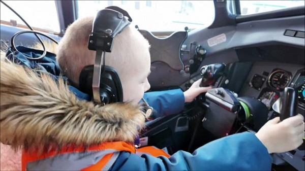 Полпред УрФО Артём Жога исполнил мечту ребёнка в аэропорту Сургута