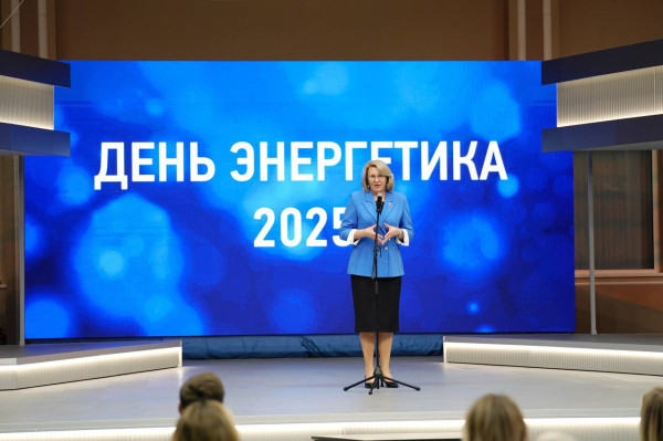 Сургутских энергетиков наградили в честь профессионального праздника Сургутских энергетиков наградили в честь профессионального праздника