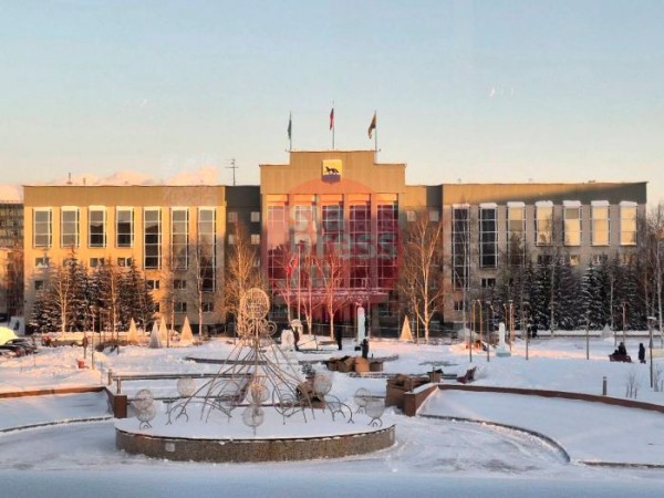 ​С площади Советов в Сургуте пропала елка // ФОТОФАКТ