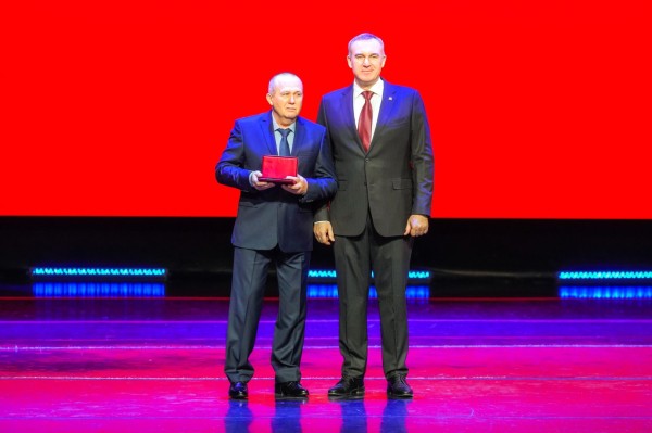 В честь 95-летия Югры Руслан Кухарук вручил жителям округа заслуженные государственные награды и почетные звания В честь 95-летия Югры Руслан Кухарук вручил жителям округа заслуженные государственные награды и почетные звания