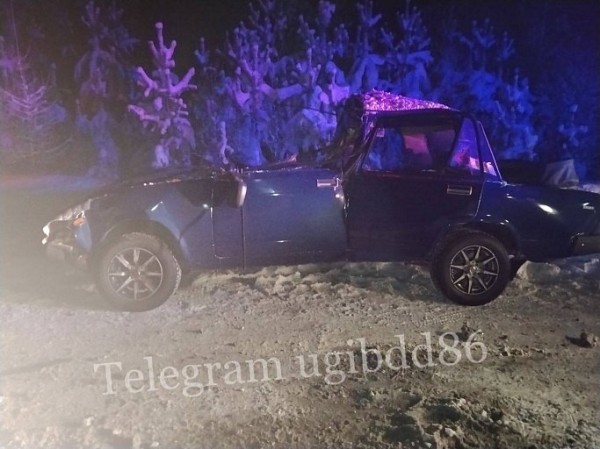 На трассе в ХМАО ополовинился «ВАЗ», врезавшись в стоящую на дороге фуру На трассе в ХМАО ополовинился «ВАЗ», врезавшись в стоящую на дороге фуру