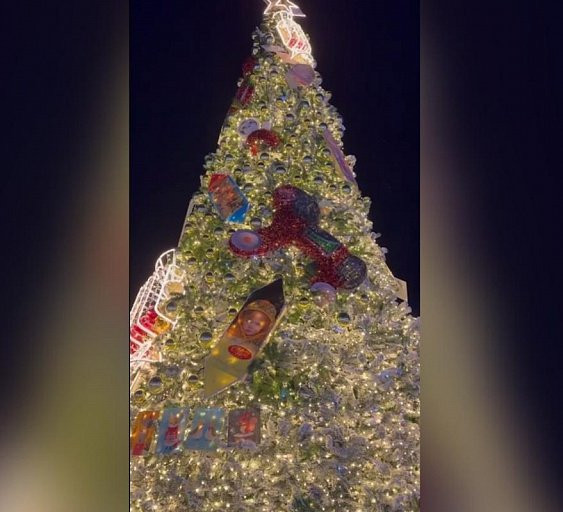 На площади Советов в Сургуте зажгли огни новогодней ёлки