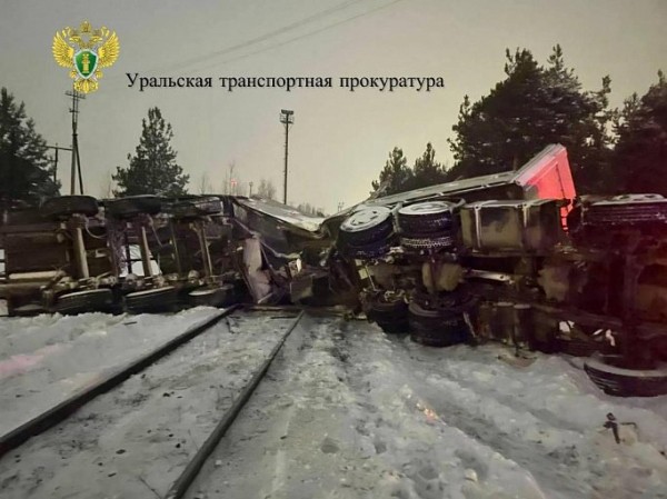 На переезде в ХМАО столкнулись поезд и грузовик На переезде в ХМАО столкнулись поезд и грузовик