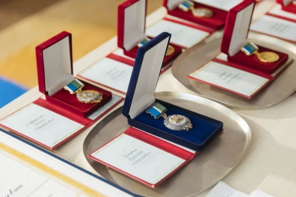 Глава Сургута наградил заслуженных горожан и вручил первые паспорта школьникам Глава Сургута наградил заслуженных горожан и вручил первые паспорта школьникам