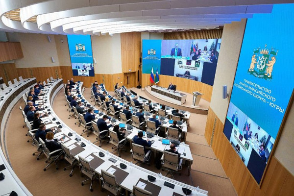 Руслан Кухарук призвал развивать в Югре сферы экономики, не связанные с нефтью Руслан Кухарук призвал развивать в Югре сферы экономики, не связанные с нефтью