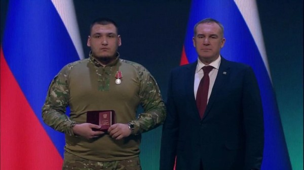 Руслан Кухарук вручил госнаграды двум ветеранам СВО из Сургута Руслан Кухарук вручил госнаграды двум ветеранам СВО из Сургута