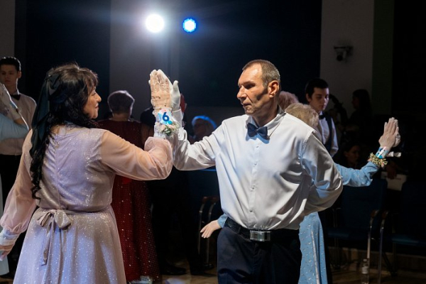 Инклюзивный бал объединил жителей Сургута на ярком вечере танцев и общения Инклюзивный бал объединил жителей Сургута на ярком вечере танцев и общения