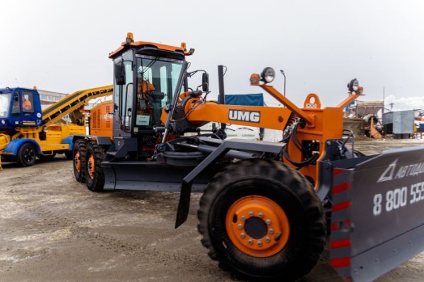 В Сургуте главный подрядчик по уборке снега усилил парк своей техники новым автогрейдером В Сургуте главный подрядчик по уборке снега усилил парк своей техники новым автогрейдером