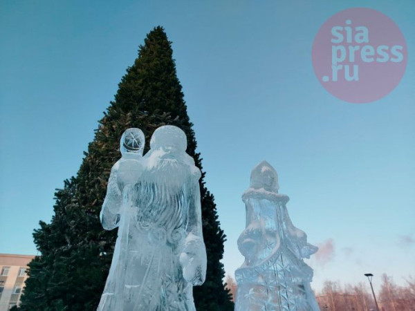 ​Новогодняя елка вернулась на площадь Советов в Сургуте // ФОТОФАКТ