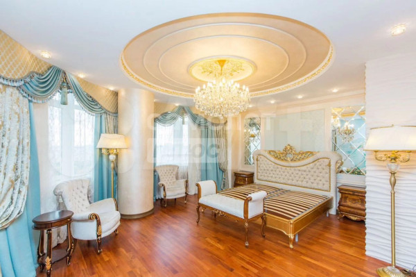 Квартиру дороже, чем у Долиной &mdash; продают в Сургуте