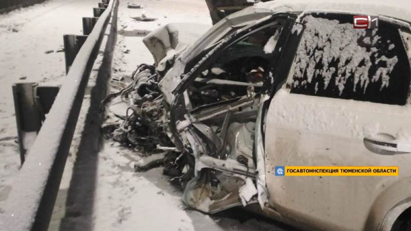 Легковушка столкнулась с четырьмя большегрузами на трассе в Тюмени Легковушка столкнулась с четырьмя большегрузами на трассе в Тюмени
