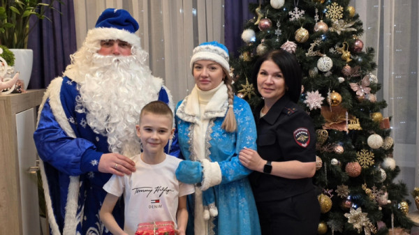 В Сургуте &laquo;Полицейский Дед Мороз&raquo; поздравил семьи