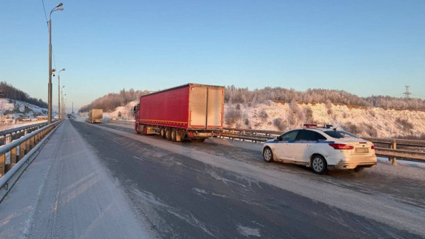 Большегруз заглох на пути в Сургут из?за замерзшего топлива
