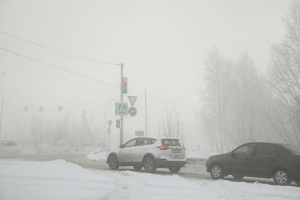 Дорогу, соединяющую ХМАО с ЯНАО, перекрыли из-за непогоды