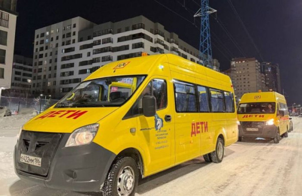 Застройщик организовал для детей микрорайона 35А подвоз к их школам, пока там не появится собственная