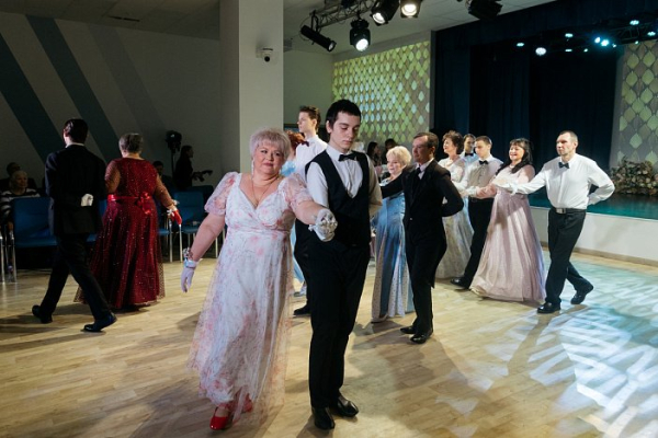 Инклюзивный бал объединил жителей Сургута на ярком вечере танцев и общения Инклюзивный бал объединил жителей Сургута на ярком вечере танцев и общения