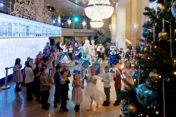 Танцы, игры и подарки: в Сургуте прошла Главная новогодняя Елка Танцы, игры и подарки: в Сургуте прошла Главная новогодняя Елка