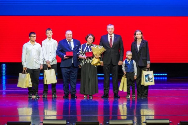 В честь 95-летия Югры Руслан Кухарук вручил жителям округа заслуженные государственные награды и почетные звания В честь 95-летия Югры Руслан Кухарук вручил жителям округа заслуженные государственные награды и почетные звания