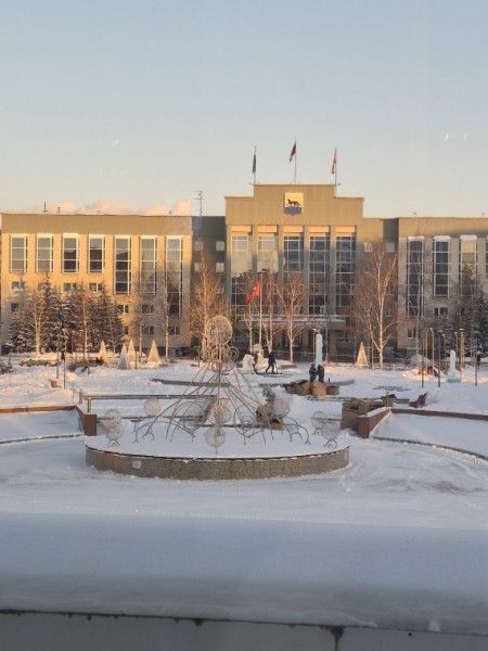 ​С площади Советов в Сургуте пропала елка // ФОТОФАКТ