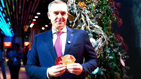Губернатор Югры принял участие во Всероссийской акции «Ёлка желаний» Губернатор Югры принял участие во Всероссийской акции «Ёлка желаний»