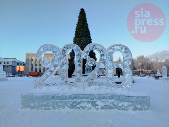 ​Новогодняя елка вернулась на площадь Советов в Сургуте // ФОТОФАКТ