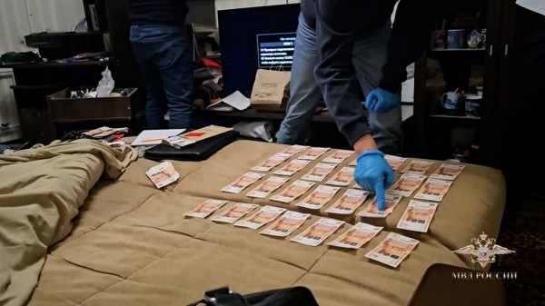 В Сургуте правоохранители задержали участников организованной группы, которых подозревают в незаконном обороте средств платежей В Сургуте правоохранители задержали участников организованной группы, которых подозревают в незаконном обороте средств платежей