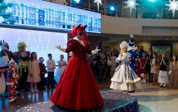 Танцы, игры и подарки: в Сургуте прошла Главная новогодняя Елка Танцы, игры и подарки: в Сургуте прошла Главная новогодняя Елка