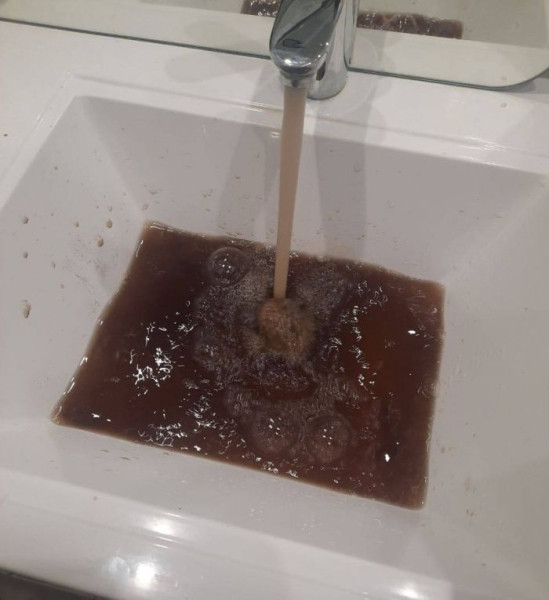 ​&laquo;Ни помыться, ни постирать&raquo;: жильцы многоэтажки в Сургуте жалуются на проблемы с водоснабжением