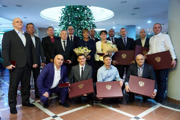 Югорские нефтяники удостоены государственных наград в честь 95‑летия региона Югорские нефтяники удостоены государственных наград в честь 95‑летия региона