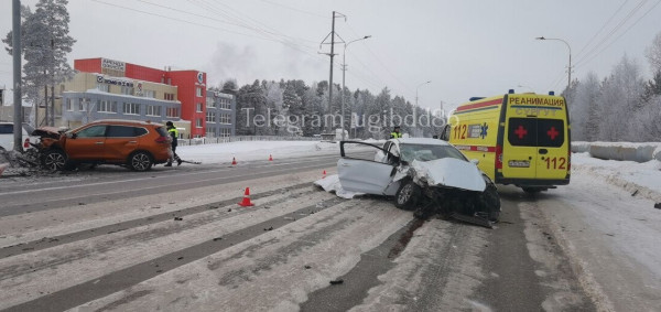 В Сургуте столкнулись иномарки, погиб один из водителей